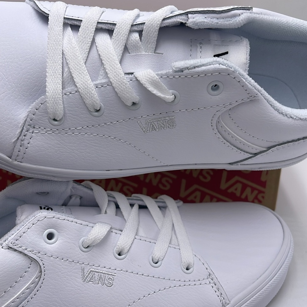 Vans WMNS Seldan (Tumble) White/White
VN0A4U2505R Sneakers - Picture 14 of 16